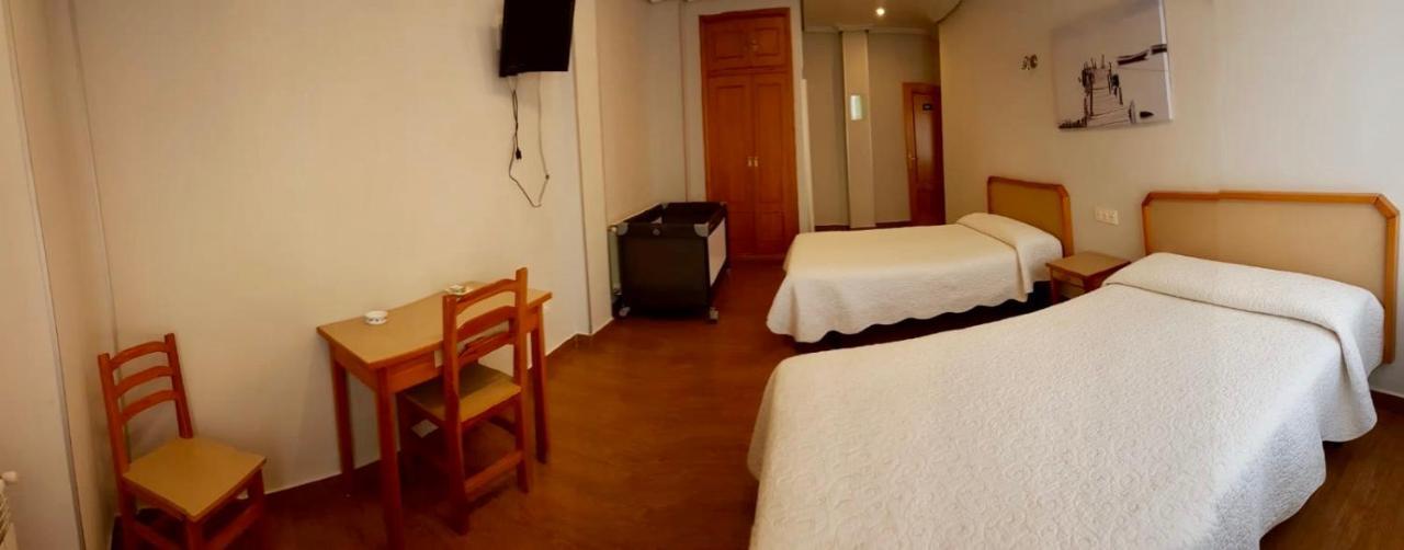 Hostal Puerta La Villa Valladolid Exterior foto