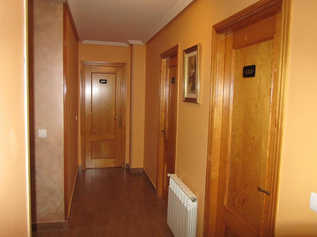 Hostal Puerta La Villa Valladolid Exterior foto