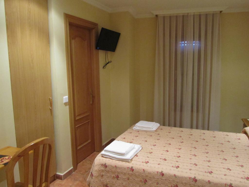 Hostal Puerta La Villa Valladolid Exterior foto